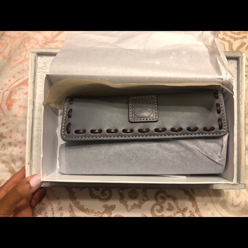 NWT Dooney and Bourke Continental Clutch